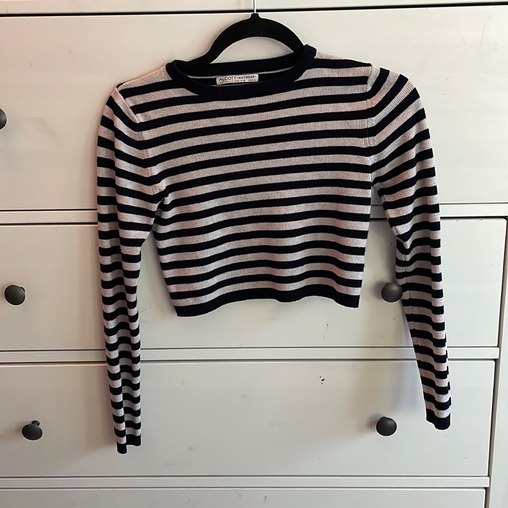 Size small brand Alcott! Crop top